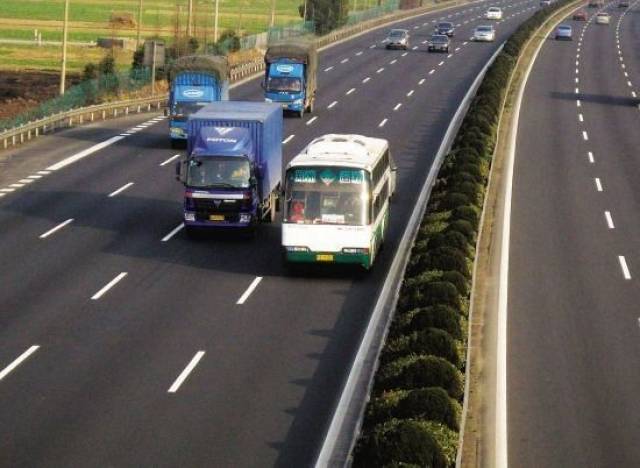 频繁变道超车