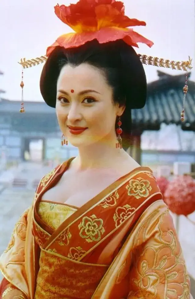 这部剧里杨贵妃的戏份并不多,但王璐瑶的扮相还是挺美艳的.