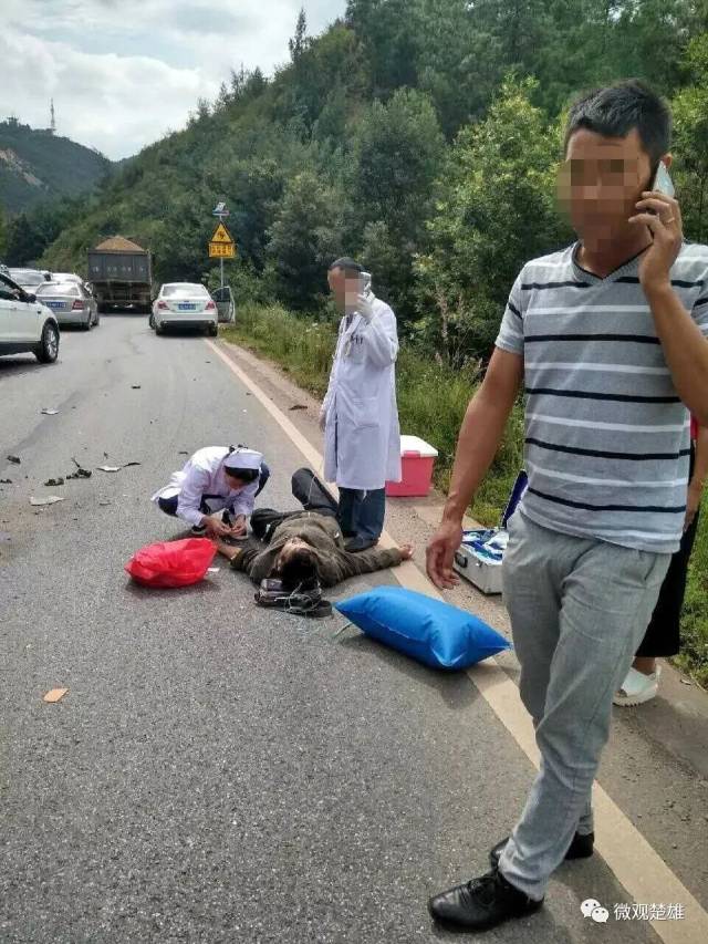 关注元双路车祸一男子躺路边医护人员现场救治现场图