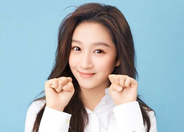 男友鹿晗的责任重大!97年的关晓彤穿衣老气,脸