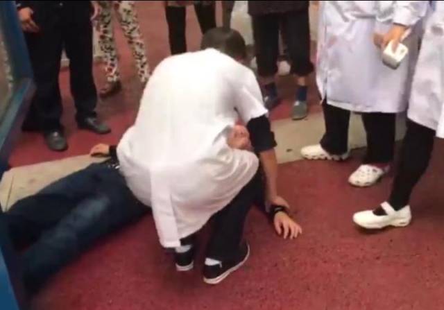 泸州一醉酒男子躺在路边 群众及时报警救助
