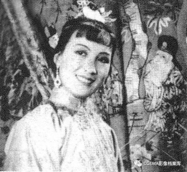 图为周璇和严华 1939年,周璇一共有四部电影上映.
