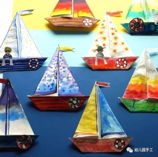 这是一个与大海有关的小手工,用纸做一只彩色帆船.