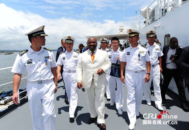 加蓬总统邦戈参观中国海军和平方舟医院船