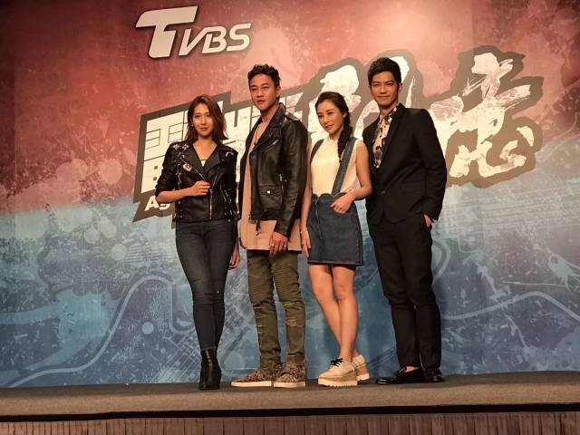 如今何润东的导演处女作正在热拍中,期待东哥的新作品.