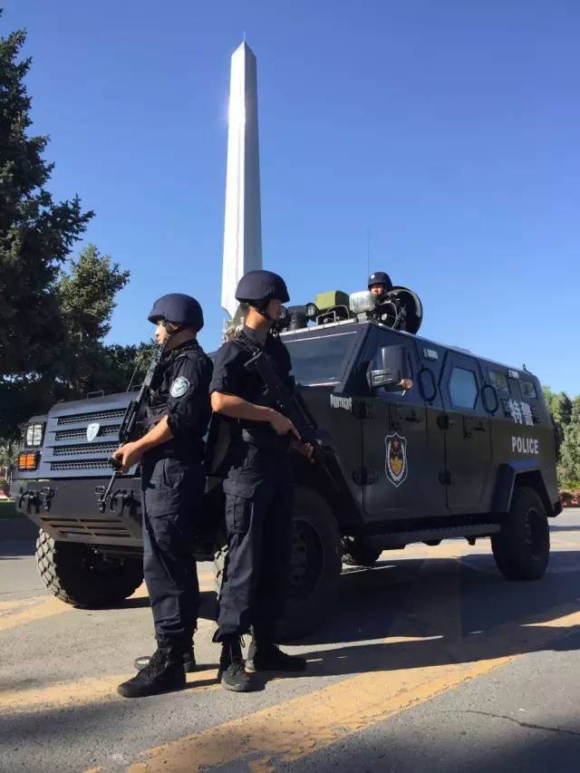 当婚纱遇见警服,这位特警的婚礼轰动石河子