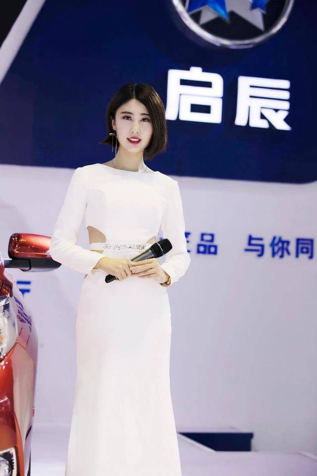 你觉得作为主持人除了过硬的的主持功底外,还需要具备哪些东西才能