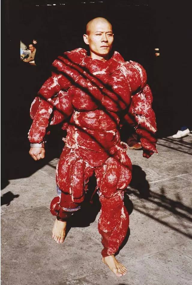 他是谁?行为艺术家.