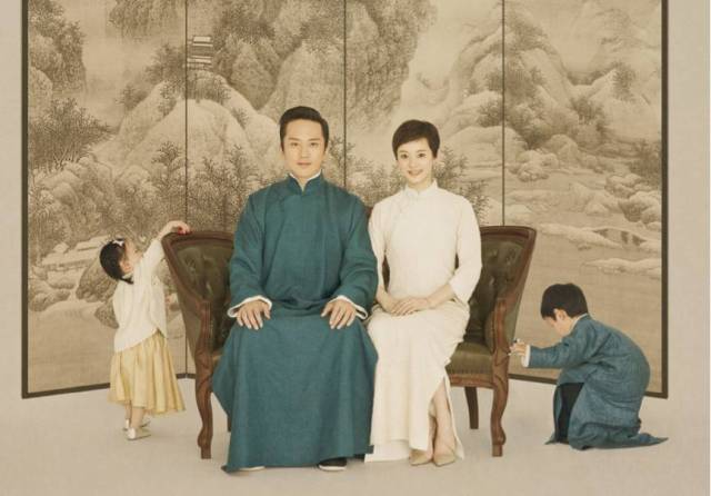 △ 孙俪邓超一家的全家福采用"新文人画摄影"风格,引起轰动和追捧