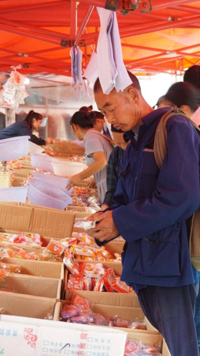 实拍贵州农村赶场(赶集,热闹非凡,卖的东西不比超市里面的少