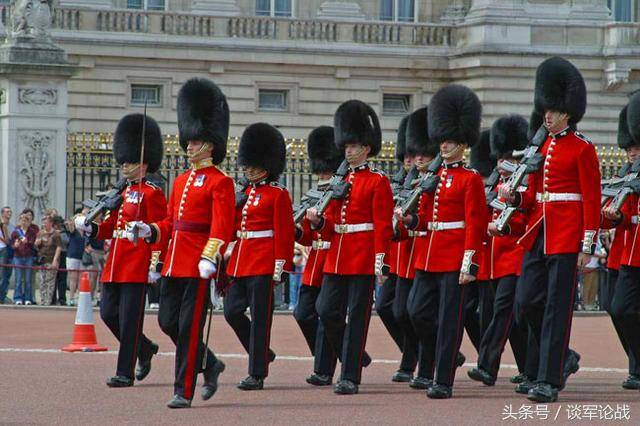 而设计的,为了纪念这一功绩,英国人选择了比法国士兵还要高的熊皮帽