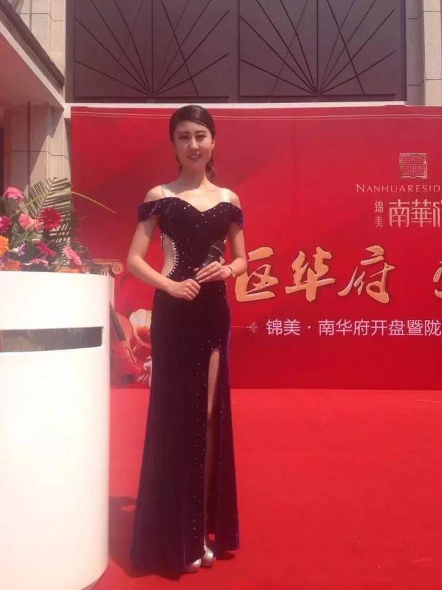 你觉得作为主持人除了过硬的的主持功底外,还需要具备哪些东西才能