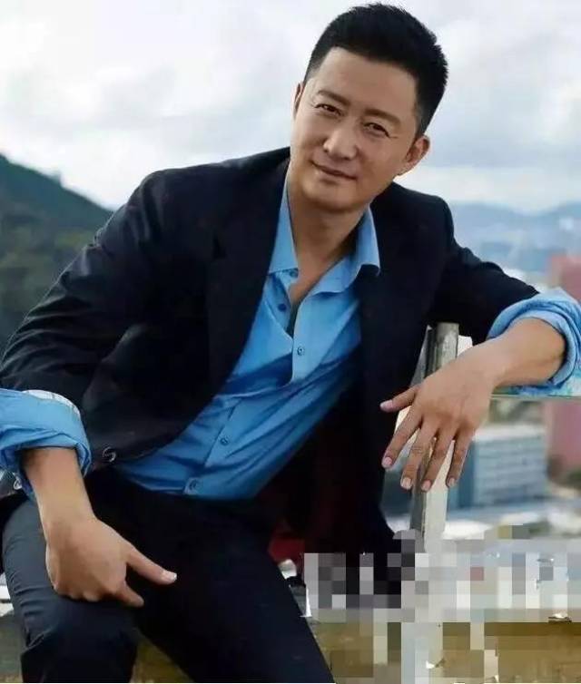 吴京杂志照断了的大拇指被p好了而为戏瘫痪的他在病房无人问津