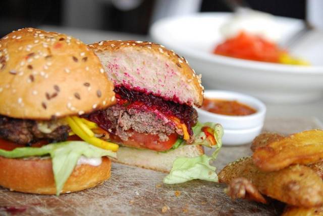 1. 甜菜根汉堡 (hamburger with beetroot)