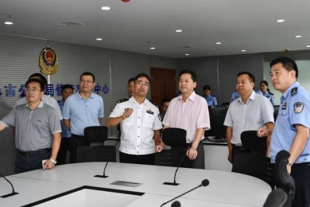 张家界市人民政府副市长,公安局局长谢振华的长假身影.