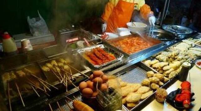 路边摊2元烤肠 究竟用的什么肉?