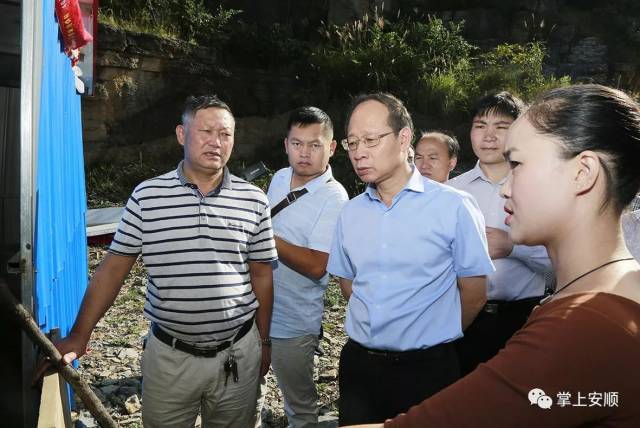 10月9日,市委副书记,市长陈训华深入到平坝区天龙镇和乐平镇调研深度