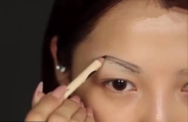 接着用眉笔画出欧美人眉毛轮廓形状,上挑弯眉,欧美人的眉毛还是偏细的