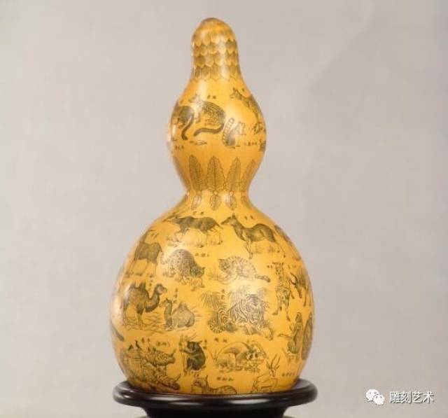 人们把春宫图雕刻在葫芦上,作为陪嫁压箱底的物件,叫年轻人了解生殖