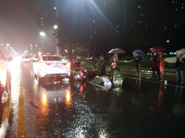 轿车与载人摩托相撞 西安雨夜请谨慎驾驶