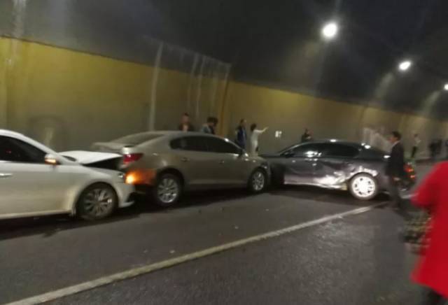 今天上午汕昆高速"顶效2号隧道"发生一起连环撞车事故