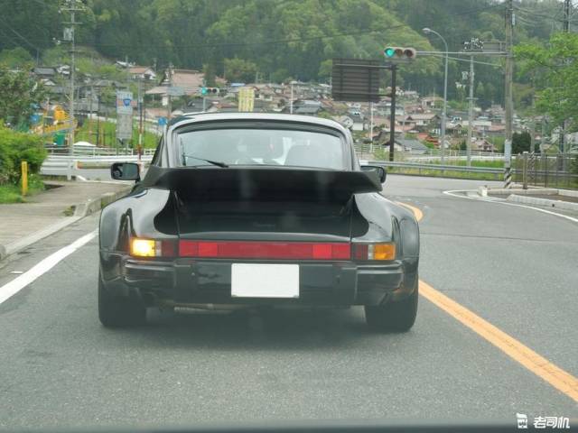 3,保时捷上世纪80年代的911,也是湾岸mid night中black bird的原型车.