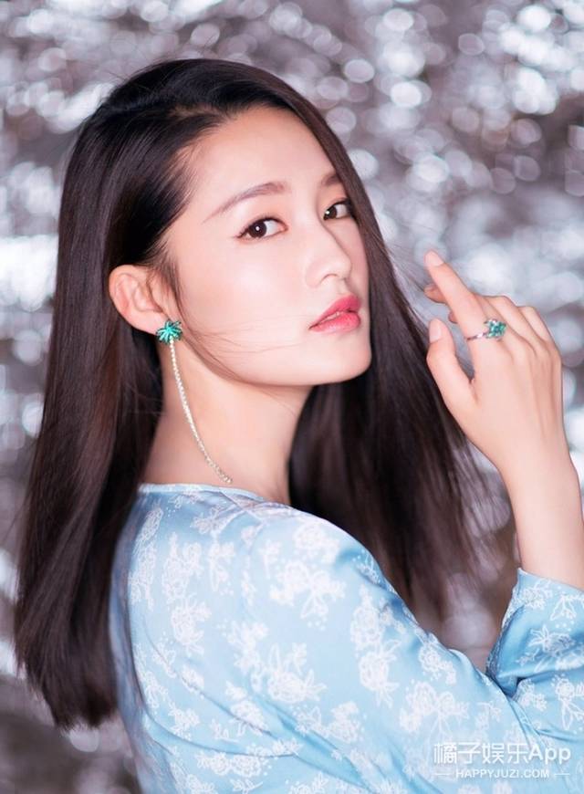 甜美李沁现身活动,一袭蓝裙配长发温柔可人淑女气质爆棚!