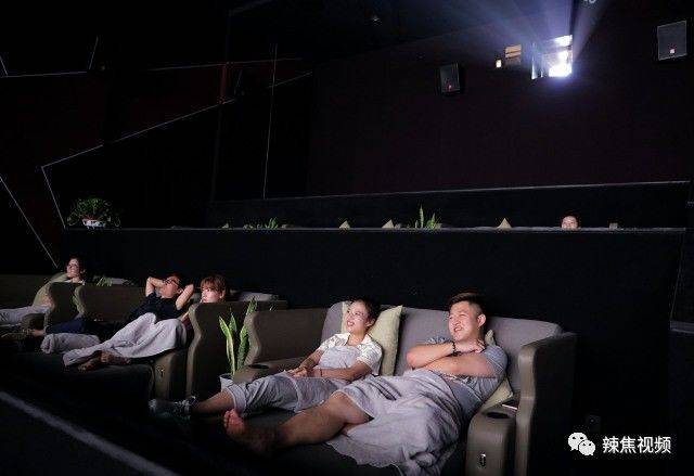 杭州一电影院推出"床厅" 一床两位 单身狗还能愉快的观影吗?