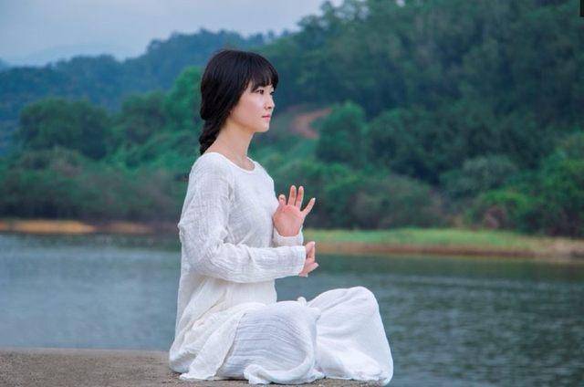 湖边见到一位真正的瑜伽修行者,心灵的解脱才是瑜伽的