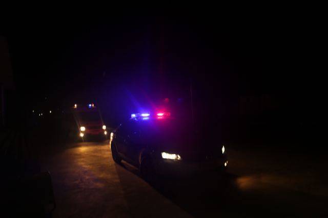 (警车行驶在漆黑的路上)