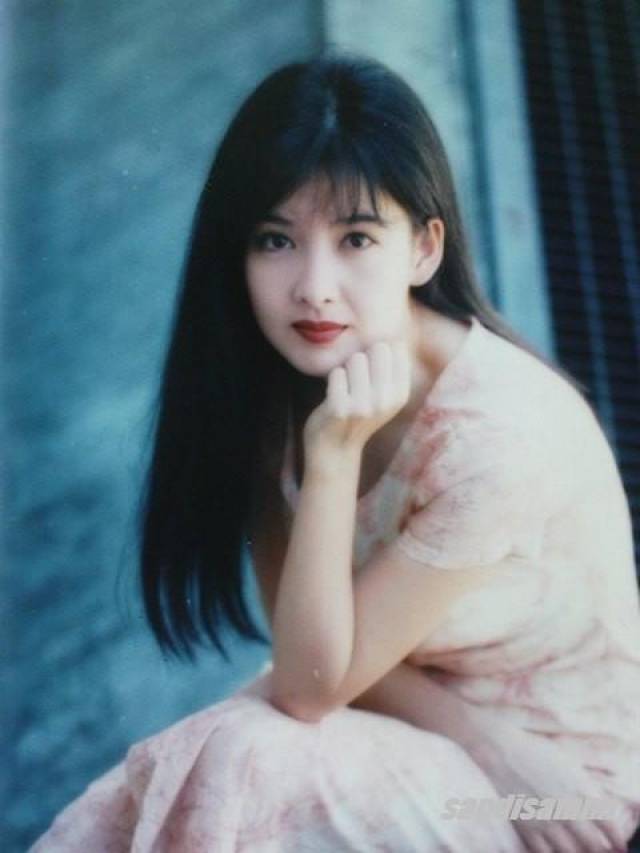1990年,演出首部电视剧《乌金血剑》,饰演女主角唐剑儿,后全线向歌唱