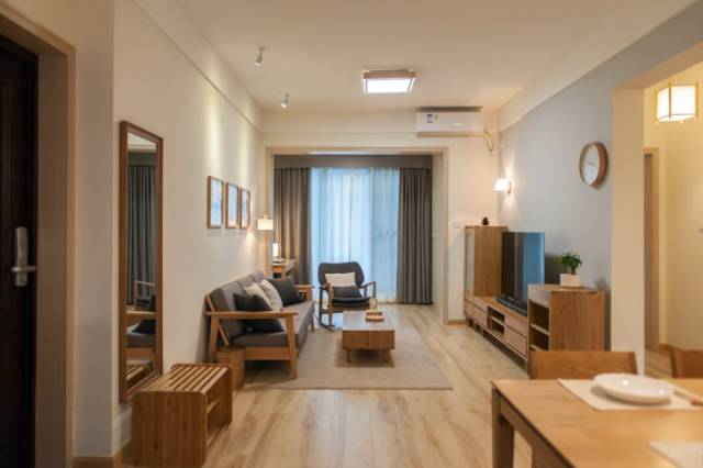 整个客厅的硬装都非常简单,通过原木色的家具软装搭配原木地板