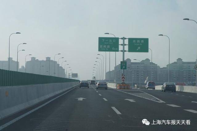 放鹤路出口,可以通往s32申嘉湖高速,前方即为隧道