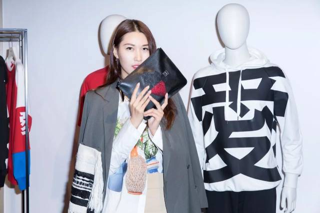 一秒混进陈冠希的趴体,和ports 一起为爱心动