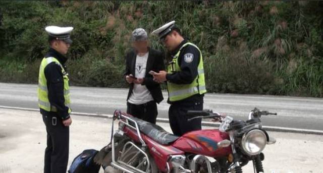 聋哑人无证驾驶摩托车 民警用"特殊"方式对其教育