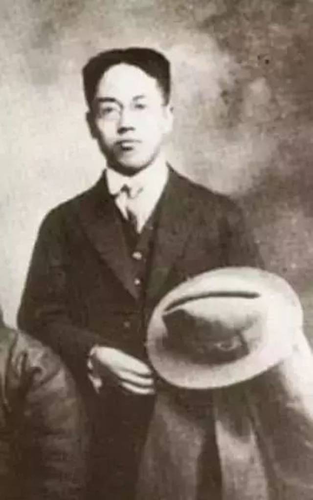 闻一多(1899-1946),湖北黄冈人,著有新诗集《红烛》《死水》.