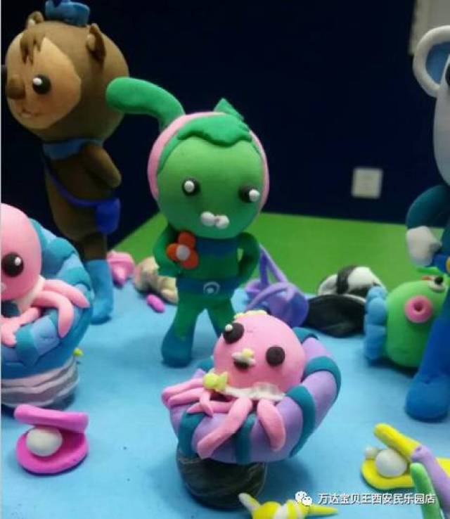 一期,巴克队长就要带宝贝们玩"橡皮泥"喽 而且是做海底小纵队的造型哦