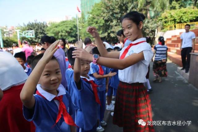 红领巾是红旗的一角,戴上红领巾的孩子们成为共产主义的接班人.