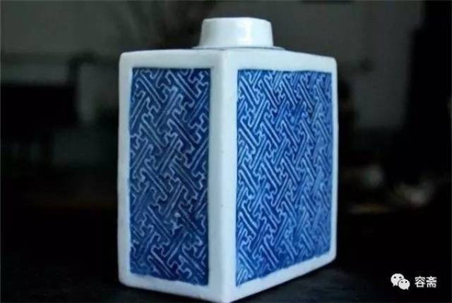 清乾隆青花万字纹方形茶叶罐图片