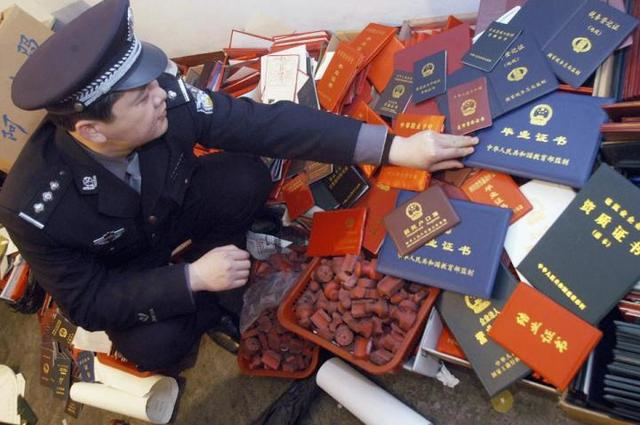 揭秘中国假文凭工厂70亿产业链，约1500元就可造一个大学毕业证