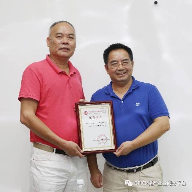 cpicp会长姜树林博士(右)为广州市江丰实业股份有限公司(左为江丰