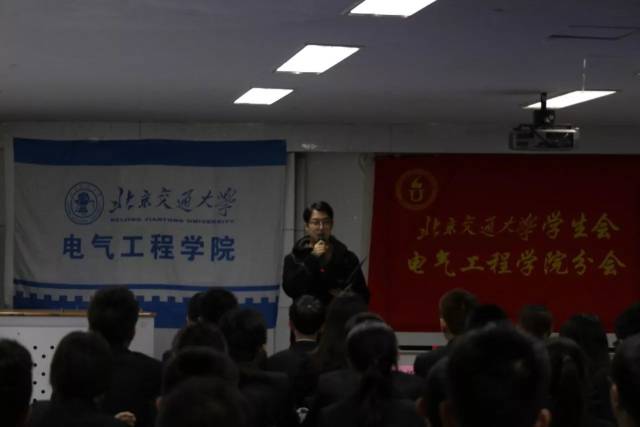 陈炳尧主席就校院学生会工作联动,学生会改革等做了简单的分享.