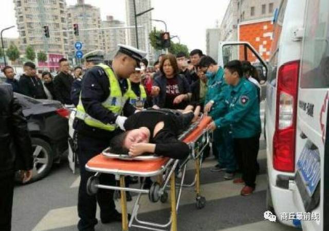 6小时内商丘两起车祸,三轮车遭"肢解",车头直接怼成废铁!