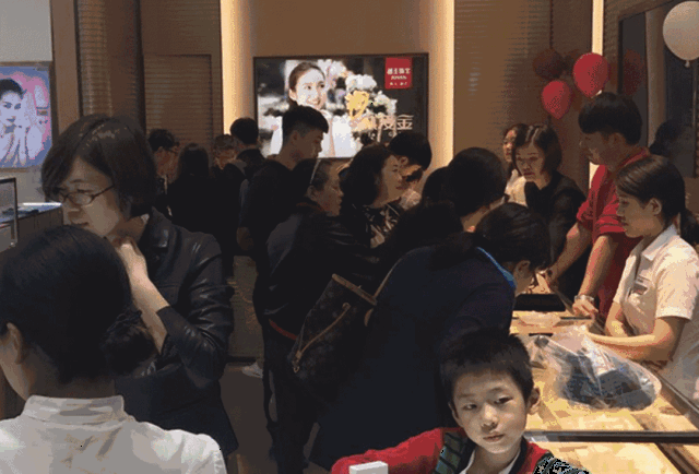 美食半价…杭州这个地方被挤爆了!