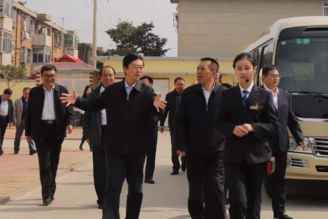 快讯 10月13日,哈尔滨铁路局副局长王辉一行来到费县站区,观摩站区