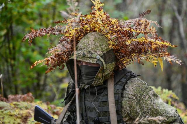 俄罗斯特种部队双狙人,穿戴新型迷彩头戴草管手持反