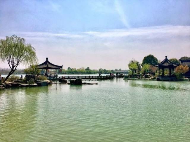 在常熟,有曾入选"中国十大休闲湖泊"的好去处,叫尚湖风景区.