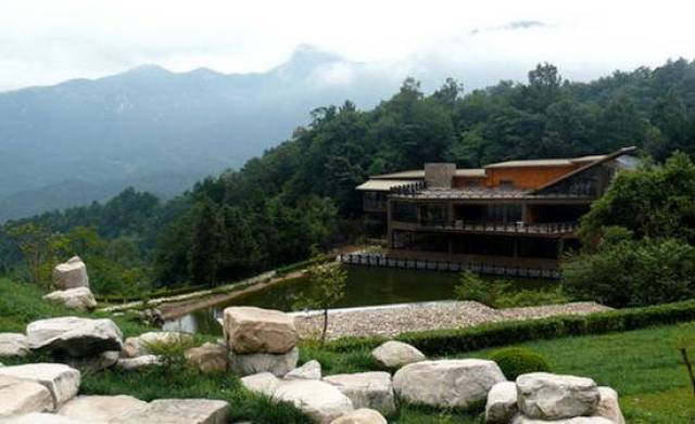大别山主峰旅游度假区 度假区内有白马尖,龙井峡,别山湖,四望山古