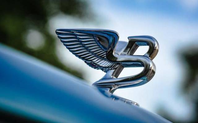 宾利的车标整体好似展翅高飞的雄鹰,中间的字母"b"为宾利汽车创始人