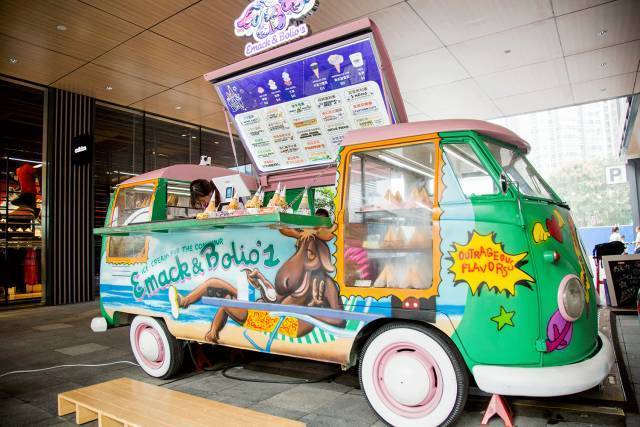 传统的冰淇淋车,稀稀落落的涂鸦高脚凳,来来往往的行人,仿佛美国街头